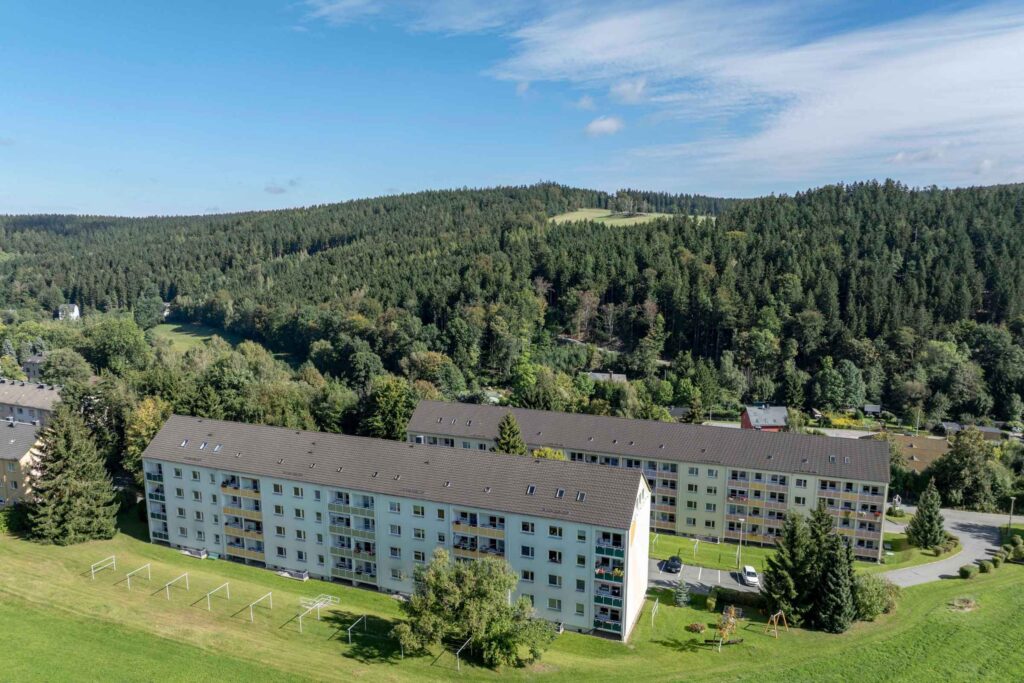 Luftbildaufnahme von zwei Objekten der Siedlung der Jugend in Auerbach/ Erzgebirge.