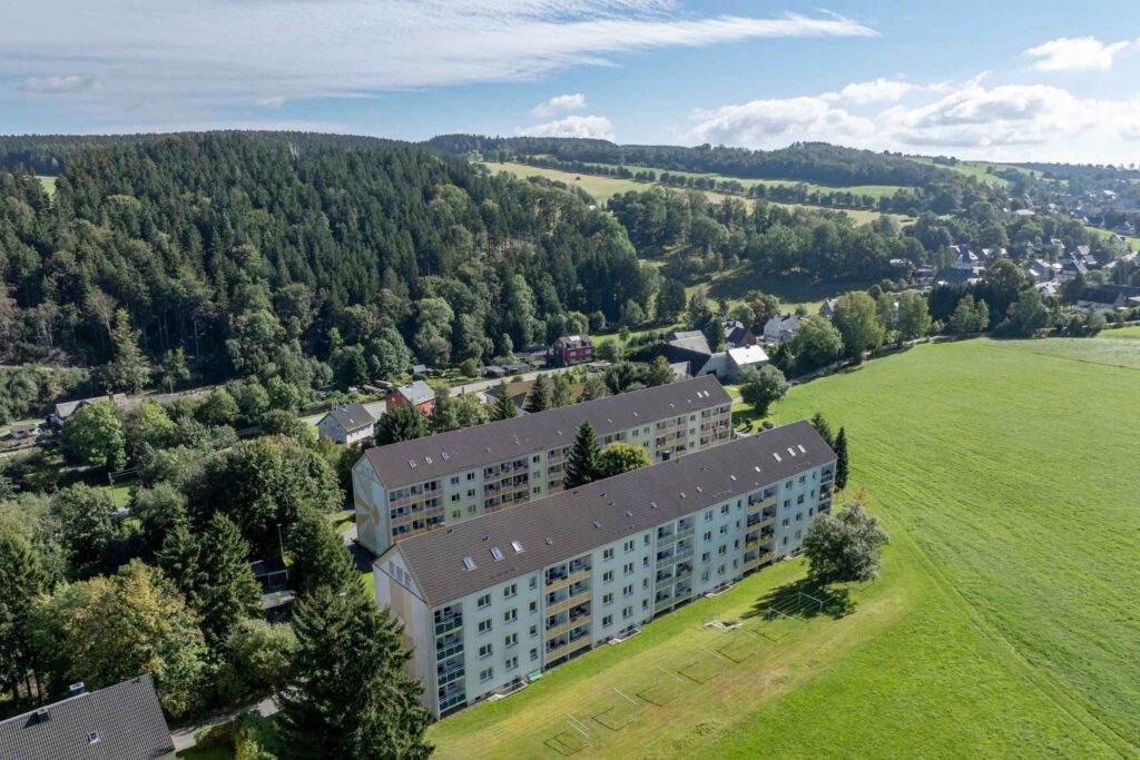 Luftbildaufnahme von zwei Objekten der Siedlung der Jugend in Auerbach/ Erzgebirge.
