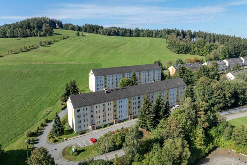 Luftbildaufnahme von zwei Objekten der Siedlung der Jugend in Auerbach/ Erzgebirge.