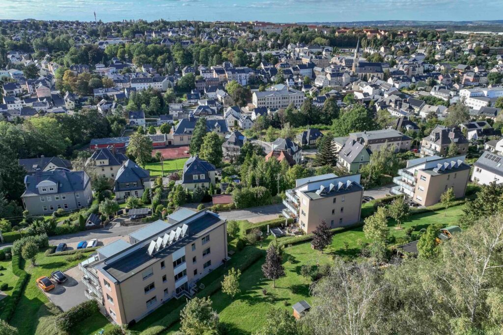 Luftbildaufnahme der drei Objekte in der Heinrich-Heine-Straße in Stollberg mit Blick in Richtung Innenstadt.