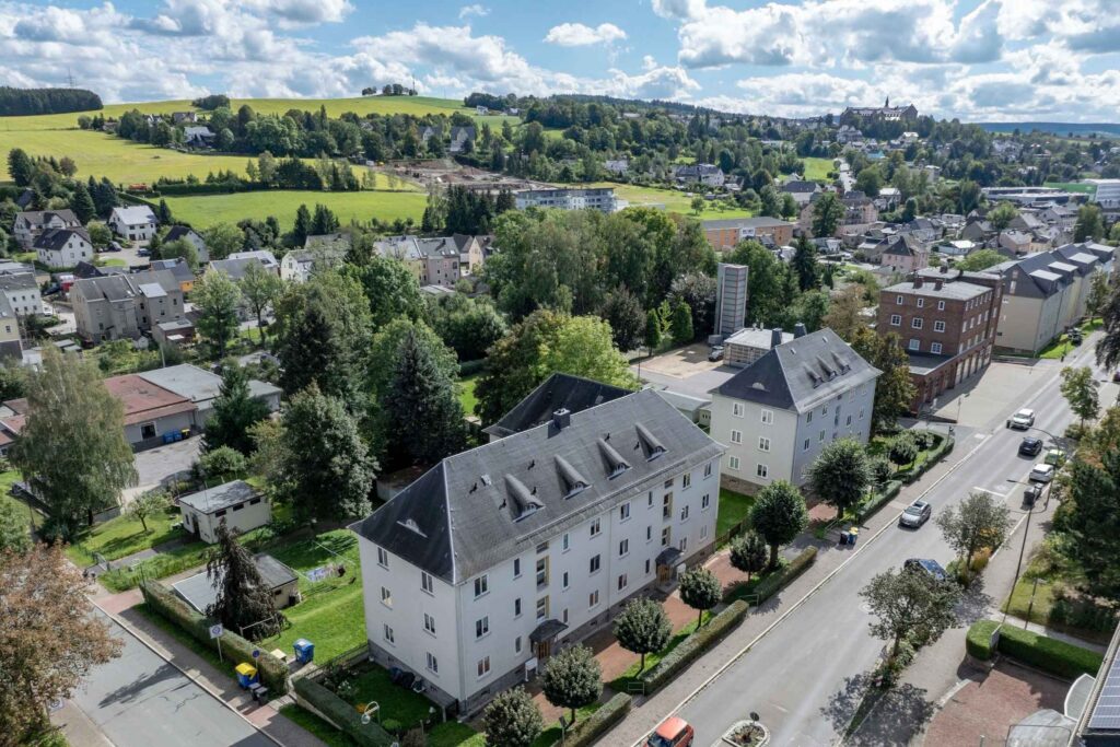Luftbildaufnahme mit Blick auf die Chemnitzer Straße und Umland in Stollberg.