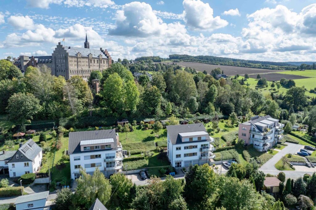 Drei Objekte Heinrich-Heine-Straße in Stollberg mit Blick auf Schloß Hoheneck.