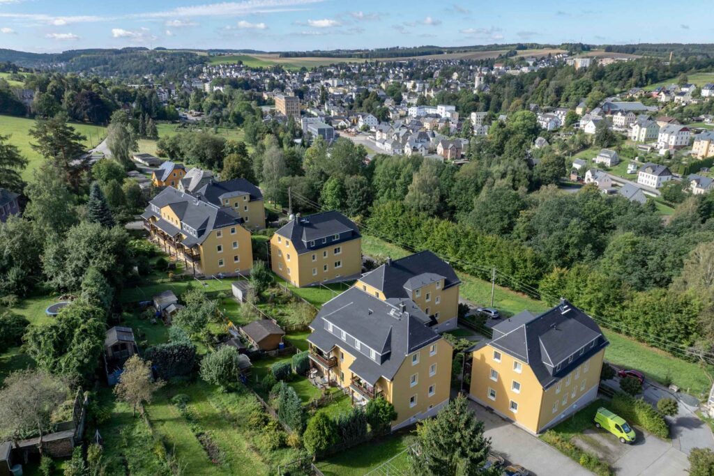 Luftbildaufnahme von der Parkstraße in Thalheim in grüner Umgebung.